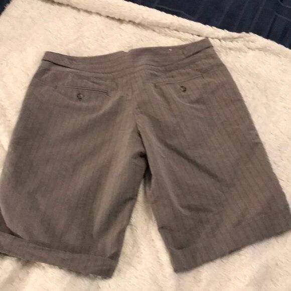 Cute gray striped Bermuda shorts - Picture 5 of 5